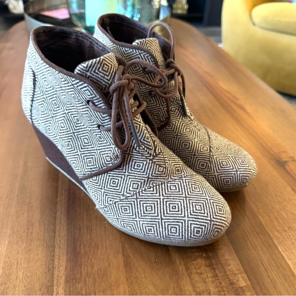 Toms Geometric Patterned Wedge Ankle Boots - Picture 1 of 10